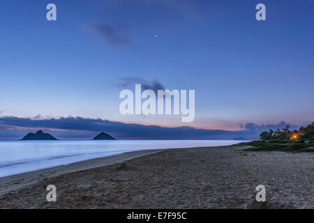 Vagues rejetés sur la plage tropicale au crépuscule, Kailua, Hawaii, United States Banque D'Images
