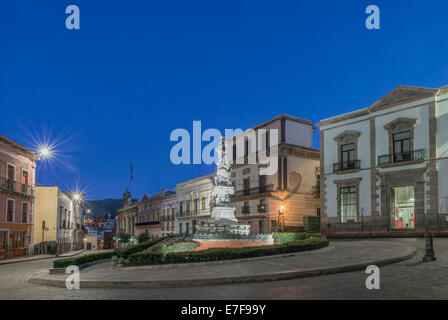 Monument à Plaza de la Paz lit up at night, Guanajuato, Guanajuato, Mexique Banque D'Images