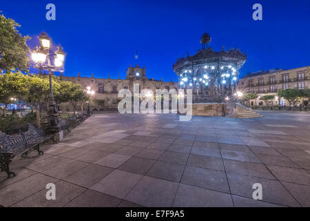 Monument éclairé à la Plaza de Armas, Guadalajara, Jalisco, Mexique Banque D'Images