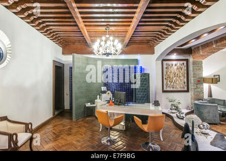 Chandelier en hall bureau moderne Banque D'Images