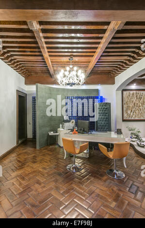 Chandelier en hall bureau moderne Banque D'Images