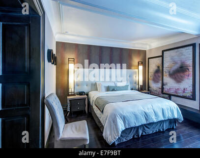 Bed, d'éclairage et de l'art moderne dans la chambre d'hôtel Banque D'Images