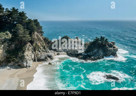 Vue aérienne d'ondes washing up on Rocky beach Banque D'Images