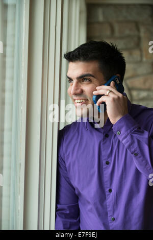 Hispanic businessman talking on cell phone Banque D'Images