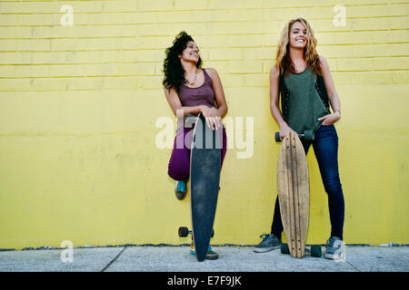 Femmes skateboards on city street