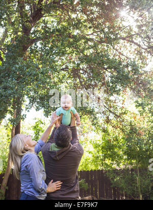 Caucasian couple Playing with baby in backyard Banque D'Images