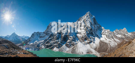 Lever de soleil sur les montagnes enneigées dans le paysage rural, Tengboche, Khumbu, Népal Banque D'Images