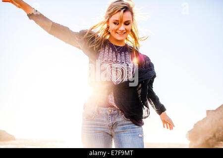 Caucasian girl playing outdoors Banque D'Images