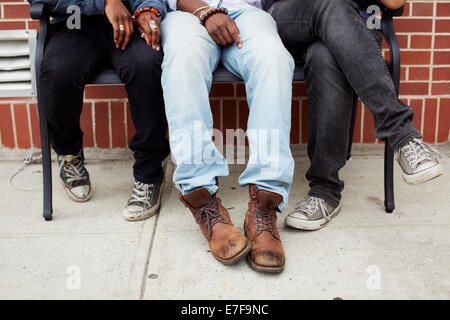 Les pieds des Amis on city street Banque D'Images