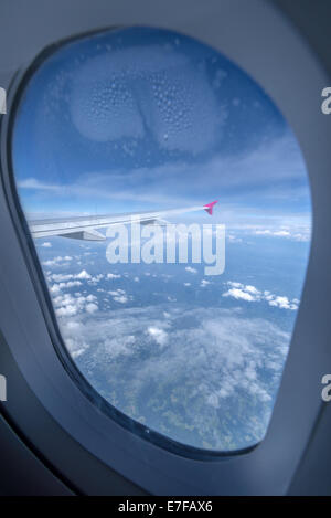Vue à travers la fenêtre de l'avion Banque D'Images