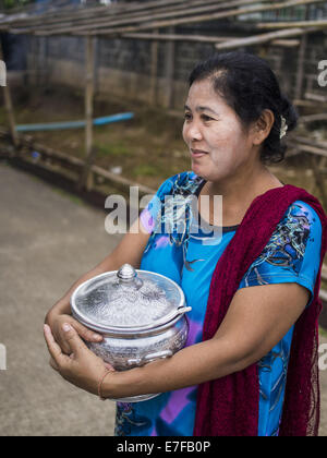 Sangkhla Buri, Kanchanaburi, Thaïlande. 16 Sep, 2014. Une femme attend pour rendre le mérite et présenter mon moines bouddhistes avec des aliments durant la matinée l'aumône ronde de la communauté dans Mon Sangkhla Buri. Les LUN sont certaines des premières personnes à s'installer dans le sud-est asiatique, et étaient responsables de la propagation du Bouddhisme Theravada en Thaïlande et en Indochine. La Mon pays est dans le sud-ouest de la Thaïlande et le sud-est du Myanmar (Birmanie). Credit : ZUMA Press, Inc./Alamy Live News Banque D'Images