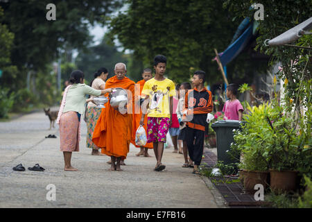 Sangkhla Buri, Kanchanaburi, Thaïlande. 16 Sep, 2014. Les gens présents d'aliments et d'autres offrandes à lun des moines bouddhistes à leurs tours dans la matinée l'aumône à Sangkhla Buri communauté lun. Les LUN sont certaines des premières personnes à s'installer dans le sud-est asiatique, et étaient responsables de la propagation du Bouddhisme Theravada en Thaïlande et en Indochine. La Mon pays est dans le sud-ouest de la Thaïlande et le sud-est du Myanmar (Birmanie). Credit : ZUMA Press, Inc./Alamy Live News Banque D'Images