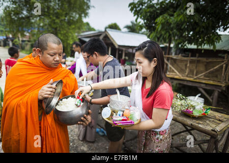 Sangkhla Buri, Kanchanaburi, Thaïlande. 16 Sep, 2014. Les gens présents d'aliments et d'autres offrandes à lun des moines bouddhistes à leurs tours dans la matinée l'aumône à Sangkhla Buri communauté lun. Les LUN sont certaines des premières personnes à s'installer dans le sud-est asiatique, et étaient responsables de la propagation du Bouddhisme Theravada en Thaïlande et en Indochine. La Mon pays est dans le sud-ouest de la Thaïlande et le sud-est du Myanmar (Birmanie). Credit : ZUMA Press, Inc./Alamy Live News Banque D'Images