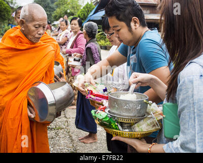 Sangkhla Buri, Kanchanaburi, Thaïlande. 16 Sep, 2014. Les gens présents d'aliments et d'autres offrandes à lun des moines bouddhistes à leurs tours dans la matinée l'aumône à Sangkhla Buri communauté lun. Les LUN sont certaines des premières personnes à s'installer dans le sud-est asiatique, et étaient responsables de la propagation du Bouddhisme Theravada en Thaïlande et en Indochine. La Mon pays est dans le sud-ouest de la Thaïlande et le sud-est du Myanmar (Birmanie). Credit : ZUMA Press, Inc./Alamy Live News Banque D'Images