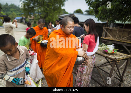 Sangkhla Buri, Kanchanaburi, Thaïlande. 16 Sep, 2014. Les gens présents d'aliments et d'autres offrandes à lun des moines bouddhistes à leurs tours dans la matinée l'aumône à Sangkhla Buri communauté lun. Les LUN sont certaines des premières personnes à s'installer dans le sud-est asiatique, et étaient responsables de la propagation du Bouddhisme Theravada en Thaïlande et en Indochine. La Mon pays est dans le sud-ouest de la Thaïlande et le sud-est du Myanmar (Birmanie). Credit : ZUMA Press, Inc./Alamy Live News Banque D'Images