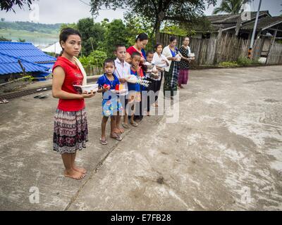 Sangkhla Buri, Kanchanaburi, Thaïlande. 16 Sep, 2014. Les gens attendent de présenter la nourriture et d'autres offrandes à mon bouddhistes moines sur leurs aumônes tours dans la matinée du lundi à Sangkhla Buri. Les LUN sont certaines des premières personnes à s'installer dans le sud-est asiatique, et étaient responsables de la propagation du Bouddhisme Theravada en Thaïlande et en Indochine. La Mon pays est dans le sud-ouest de la Thaïlande et le sud-est du Myanmar (Birmanie). Credit : ZUMA Press, Inc./Alamy Live News Banque D'Images