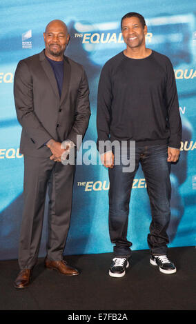 Berlin, Allemagne. 16 Sep, 2014. Acteur et réalisateur américain Antoine Fuqua (L) et l'acteur américain Denzel Washington poser pendant la présentation du film 'l'Equalizer' à Berlin, Allemagne, 16 septembre 2014. Le film sera venu de cinémas allemands le 09 octobre 2014. Photo : JOERG CARSTENSEN/DPA/Alamy Live News Banque D'Images