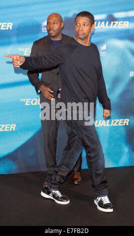Berlin, Allemagne. 16 Sep, 2014. Acteur et réalisateur américain Antoine Fuqua (L) et l'acteur américain Denzel Washington poser pendant la présentation du film 'l'Equalizer' à Berlin, Allemagne, 16 septembre 2014. Le film sera venu de cinémas allemands le 09 octobre 2014. Photo : JOERG CARSTENSEN/DPA/Alamy Live News Banque D'Images