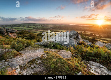 Sunrise de Helman Tor un affleurement de granite et de lande près de Bodmin à Cornwall, à l'extérieur, vers Sweetshouse Banque D'Images