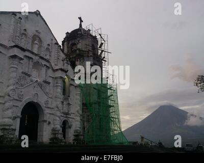 La ville de Legaspi, Philippines. 16 Septembre, 2014. L'Institut philippin de volcanologie et de Sismologie (Philvocs) placé du volcan Mayon en alerte niveau 3 en raison d'un notable "escalade de troubles civils", ce qui signifie que le volcan est relativement élevé de troubles et montrant que le magma est au cratère, éruption dangereux est également dans un délai de quelques semaines. Mardi matin, il a été enregistré 32 séisme volcanique et rock 72 événements de l'automne au cours des dernières 24 heures. Sherbien Dacalanio : Crédit / Alamy Live News Banque D'Images