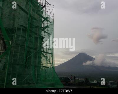 La ville de Legaspi, Philippines. 16 Septembre, 2014. L'Institut philippin de volcanologie et de Sismologie (Philvocs) placé du volcan Mayon en alerte niveau 3 en raison d'un notable "escalade de troubles civils", ce qui signifie que le volcan est relativement élevé de troubles et montrant que le magma est au cratère, éruption dangereux est également dans un délai de quelques semaines. Mardi matin, il a été enregistré 32 séisme volcanique et rock 72 événements de l'automne au cours des dernières 24 heures. Sherbien Dacalanio : Crédit / Alamy Live News Banque D'Images