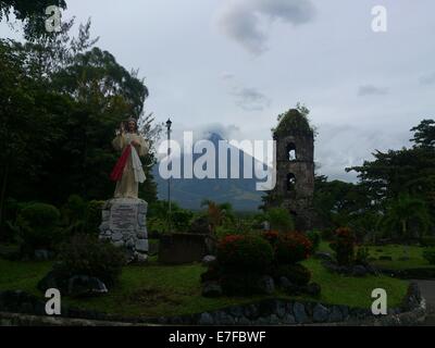 La ville de Legaspi, Philippines. 16 Septembre, 2014. L'Institut philippin de volcanologie et de Sismologie (Philvocs) placé du volcan Mayon en alerte niveau 3 en raison d'un notable "escalade de troubles civils", ce qui signifie que le volcan est relativement élevé de troubles et montrant que le magma est au cratère, éruption dangereux est également dans un délai de quelques semaines. Mardi matin, il a été enregistré 32 séisme volcanique et rock 72 événements de l'automne au cours des dernières 24 heures. Sherbien Dacalanio : Crédit / Alamy Live News Banque D'Images