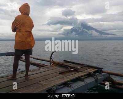 La ville de Legaspi, Philippines. 16 Septembre, 2014. L'Institut philippin de volcanologie et de Sismologie (Philvocs) placé du volcan Mayon en alerte niveau 3 en raison d'un notable "escalade de troubles civils", ce qui signifie que le volcan est relativement élevé de troubles et montrant que le magma est au cratère, éruption dangereux est également dans un délai de quelques semaines. Mardi matin, il a été enregistré 32 séisme volcanique et rock 72 événements de l'automne au cours des dernières 24 heures. Sherbien Dacalanio : Crédit / Alamy Live News Banque D'Images