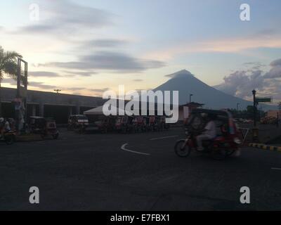 La ville de Legaspi, Philippines. 16 Septembre, 2014. L'Institut philippin de volcanologie et de Sismologie (Philvocs) placé du volcan Mayon en alerte niveau 3 en raison d'un notable "escalade de troubles civils", ce qui signifie que le volcan est relativement élevé de troubles et montrant que le magma est au cratère, éruption dangereux est également dans un délai de quelques semaines. Mardi matin, il a été enregistré 32 séisme volcanique et rock 72 événements de l'automne au cours des dernières 24 heures. Sherbien Dacalanio : Crédit / Alamy Live News Banque D'Images