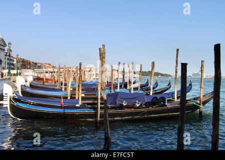 Gondoles de Venise sur le Grand canal. Banque D'Images