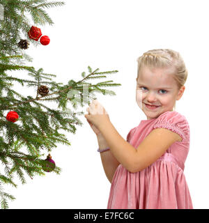 Cute blonde girl in pink dress près de l'arbre de Noël. Portrait isolé sur fond blanc Banque D'Images