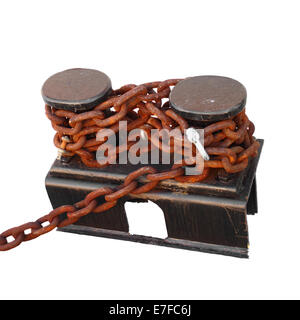 Bornes de fer avec rusty chaîne enroulée rouge isolé sur fond blanc Banque D'Images