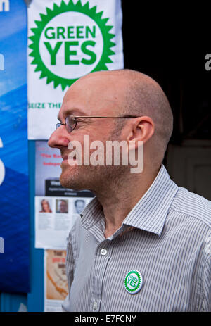 Leith, Édimbourg, Écosse.16e Mars 2015.Patrick Harvie MSP Vert pour Glasgow et Co-présidente du Scottish Green Party, une séance de photos pour le référendum sur l'indépendance écossaise Oui campagne. Banque D'Images