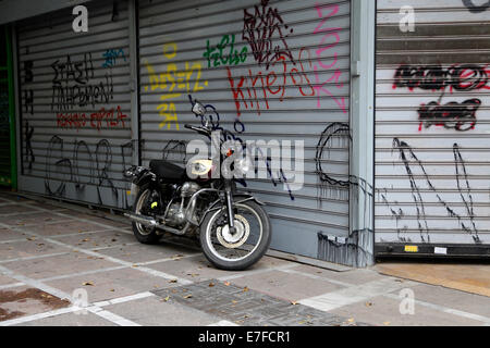 Grèce Athènes par Moto Shop/volets couverts de graffitis Banque D'Images