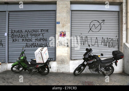 Grèce Athènes par Moto Shop/volets couverts de graffitis Symbole Squatters Banque D'Images