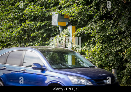 Une vitesse de circulation de la police de détection caméra en haie envahie, Warwickshire, Royaume-Uni. Banque D'Images