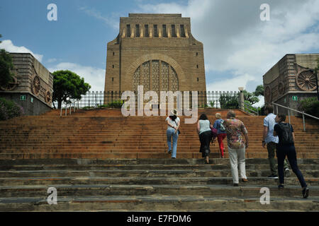 Bâtiment, monument Voortrekker, Pretoria, Tswane, Gauteng, Afrique du Sud, les gens marchent vers le haut, Banque D'Images