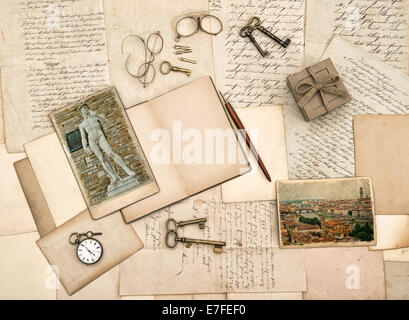Accessoires anciens, vieilles lettres, livre journal et photos de Florence. Fond sentimental nostalgique Banque D'Images