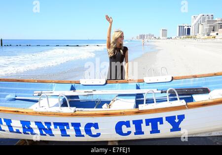 Atlantic City, NJ, USA. 15 Sep, 2014. Miss America 2015, Kira Kazantsev présents pour Miss America, Toe-Dip traditionnel Boardwalk Hall, Océan Atlantique, Atlantic City, NJ le 15 septembre 2014. Credit : Everett Collection Inc/Alamy Live News Banque D'Images