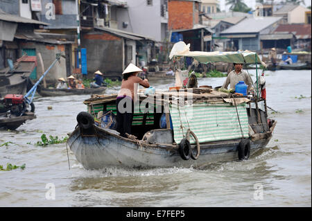 Bateau sur le fleuve du Mékong. À Cai Be, province de Tien Giang, Vietnam Banque D'Images