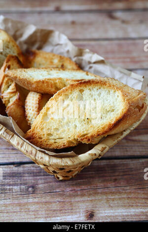 Morceaux de pain grillé dans un panier alimentaire, close-up Banque D'Images