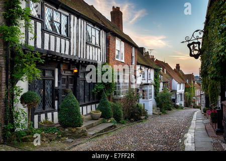 Une belle rue pavée, dans la ville historique de Rye dans l'East Sussex Banque D'Images