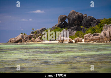 Superbe plage tropicale avec des formations de roche Jurassique Banque D'Images