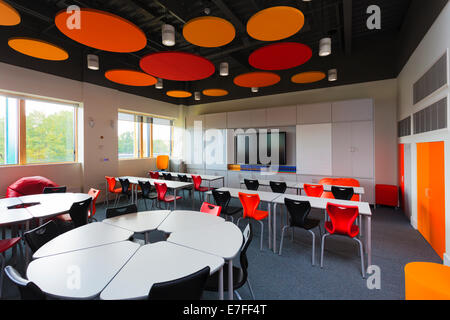 Classe de l'école inoccupée avec des disques acoustiques de plafond. Banque D'Images