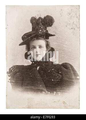 USA - circa 1880 vintage : portrait de jeune femme portant des vêtements vintage. Mobilier photo avec rayures original et film grai Banque D'Images