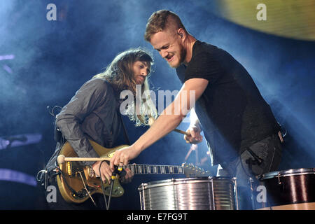 Imaginer des Dragons en concert pendant la nuit dans la tour à l'Allstate Arena avec : Dan Reynolds,Wayne 'le Sermon de l'aile où : Rosemont, Illinois, United States Quand : 13 Mars 2014 Banque D'Images