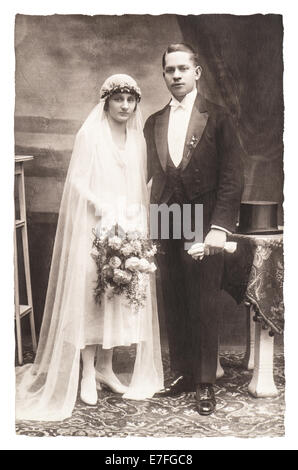 BERLIN, ALLEMAGNE - circa 1930 : antique. photo de mariage portrait de juste mariés. photo nostalgique avec rayures original Banque D'Images