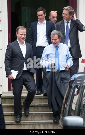 Londres, Royaume-Uni. 16 octobre, 2014. Conseiller politique Craig Oliver (L) et ministre d'État Oliver Letwin (R) laisser Quatre Matthew Parker Street après une réunion du Cabinet, le mardi 16 septembre 2014. Credit : Heloise/Alamy Live News Banque D'Images