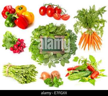 Les herbes et les légumes frais isolé sur fond blanc. tomate, asperge, oignon, radis, basilic, persil, poivre, le concombre, les carottes Banque D'Images