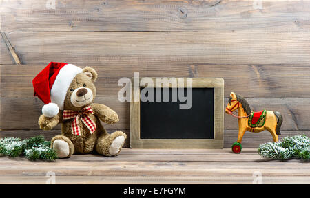 Décoration de Noël nostalgique avec jouets anciens ours et cheval à bascule en bois. Banque D'Images