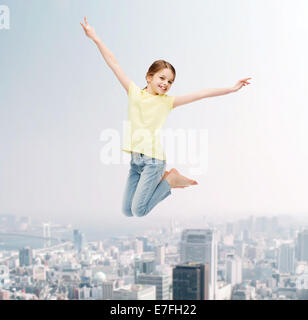 Smiling little girl jumping Banque D'Images